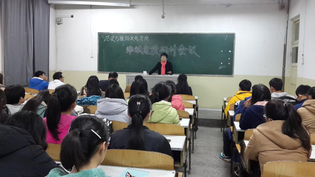 阎海燕老师作班级建设的主题发言